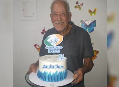 'Terror do INSS': Idoso de 121 anos comemora aniversário com bolo temático 