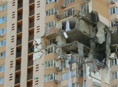 Vídeo mostra momento em que míssil atinge prédio residencial em Kiev, na Ucrânia 
