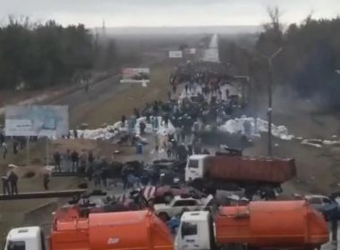 VÍDEO: Moradores de cidade ucraniana tentam barrar avanço de tropas russas