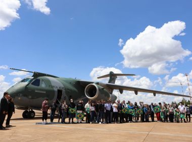 Chega ao Brasil voo da FAB com brasileiros resgatados da Ucrânia