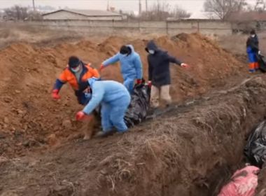 Ucrânia enterra 1,2 mil corpos retirados das ruas em vala comunitária