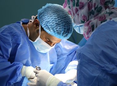 Com dois pênis, menino de 7 anos faz cirurgia para retirar um dos órgãos