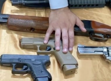 VÍDEO: Pastor abençoa arsenal de armas após culto em Curitiba 