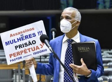 Centrão pede 'urgência' a projeto de lei que veda mudanças na Bíblia