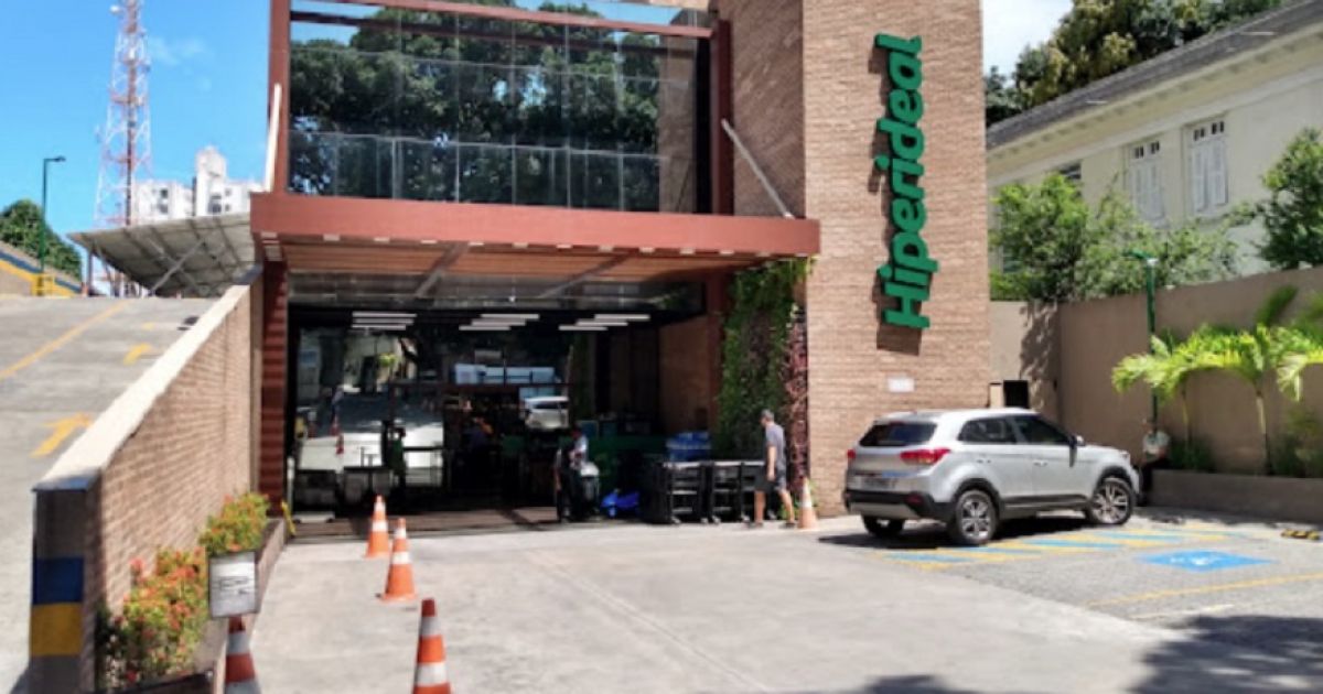 Funcionária de mercado no Corredor da Vitória acusa cliente de transfobia e tentativa de agressão - Bahia Notícias
