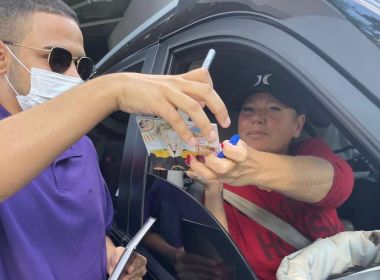 Xuxa Meneghel dá autógrafos a fãs em Salvador