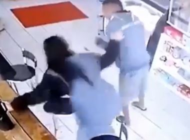 VÍDEO: Frentista revida e bate em homem que passou a mão na virilha dela, diz polícia