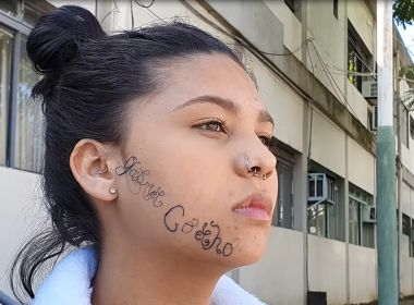 'Ele me matou por dentro' diz jovem que foi forçada a tatuar nome do ex-namorado no rosto