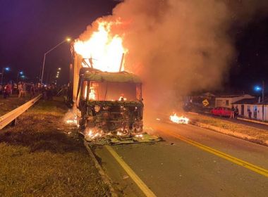 Jaguaquara: Carreta que transportava produtos diversos pega fogo na BR-116