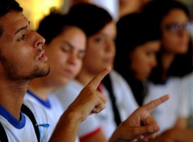 Lei que garante atendimento inclusivo às pessoas surdas de Salvador é sancionada