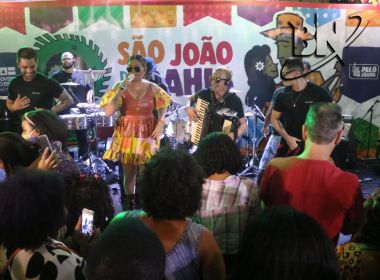 Vocalista da Menina Faceira se encanta com show no Pelourinho: 'Sensacional'