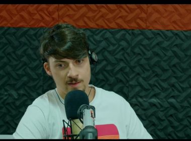 Filho de Bolsonaro diz sofrer terror psicológico do pai e apanhar da mãe