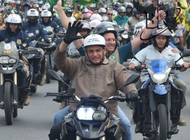 Com Roma na garupa, Bolsonaro circula pelas ruas de Salvador e cumprimenta população