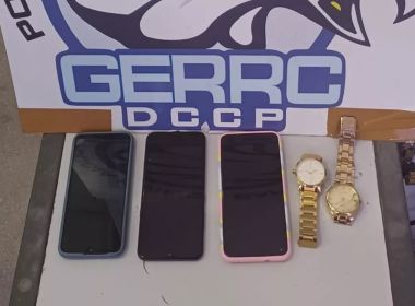 Mulher é presa usando sandália como arma para assaltar ônibus em Salvador