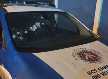 Viatura fica danificada após tiroteio entre policiais e suspeitos em Santa Cruz, Salvador