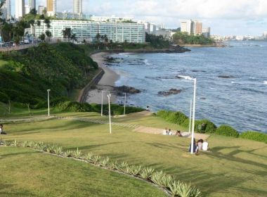 Turista francesa é esfaqueada no pescoço em assalto na Barra