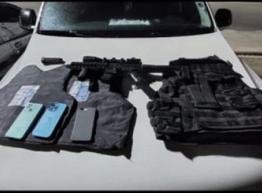 Coletes antibalísticos e réplica de fuzil são apreendidos por PM em Águas Claras