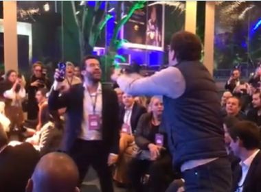 VÍDEO: Janones e Salles batem boca e são apartados por seguranças nos bastidores do debate 