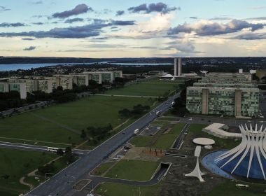 Esplanada dos Ministérios é bloqueada após caminhoneiros tentarem driblar segurança