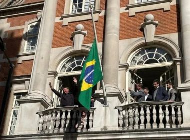 Bolsonaro chega a Londres para funeral de Elizabeth II e discursa em embaixada