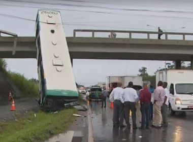 Motorista perde controle e ônibus cai de viaduto no Porto Seco Pirajá