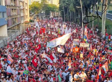 Multidão acompanha Lula e Jerônimo em caminhada na orla de Salvador