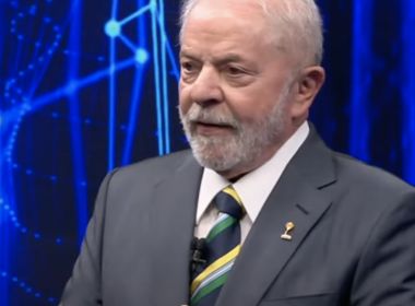 Lula vai a debate com broche em homenagem a campanha de combate à exploração sexual infantil