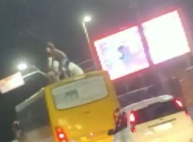 Homens são flagrados em teto de ônibus em movimento na Cidade Baixa 