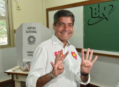 Neto vota e diz que se for eleito vai trabalhar para a Bahia ter o melhor governo do Brasil
