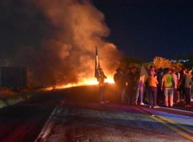 Grupo Bolsonarista interdita a BR-116 incendiando pneus em Vitória da Conquista