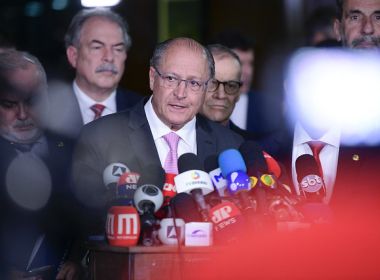 Bolsonaro cumprimenta Alckmin em encontro rápido no Palácio do Planalto