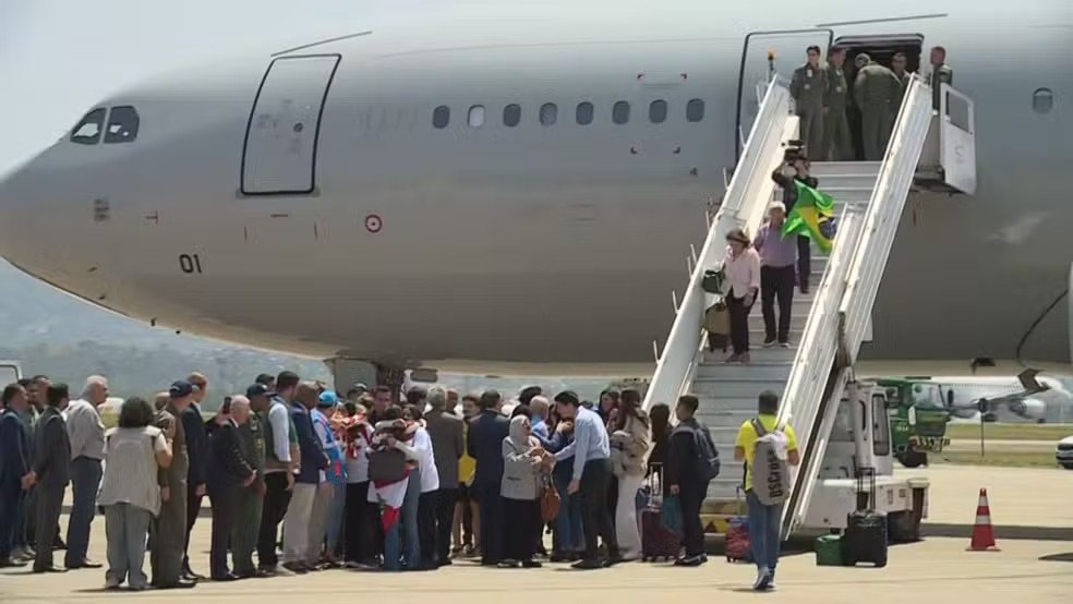 Pessoas desembarcando no Brasil