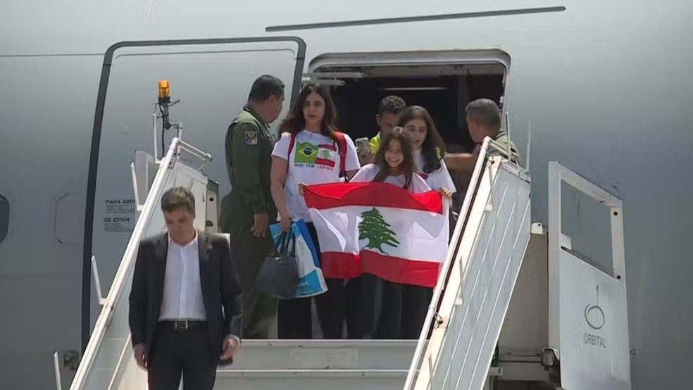 CrianÃ§a carregando bandeira do LÃ­bano