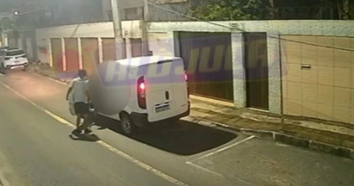 Mulher tem carro roubado em via pública na Praia do Flamengo, em Salvador