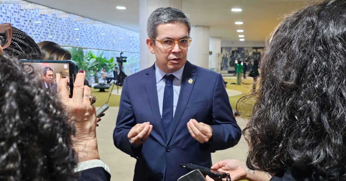“Estão fazendo o 8 de janeiro de dentro para fora”, dispara Randolfe Rodrigues sobre obstrução bolsonarista no Congresso
