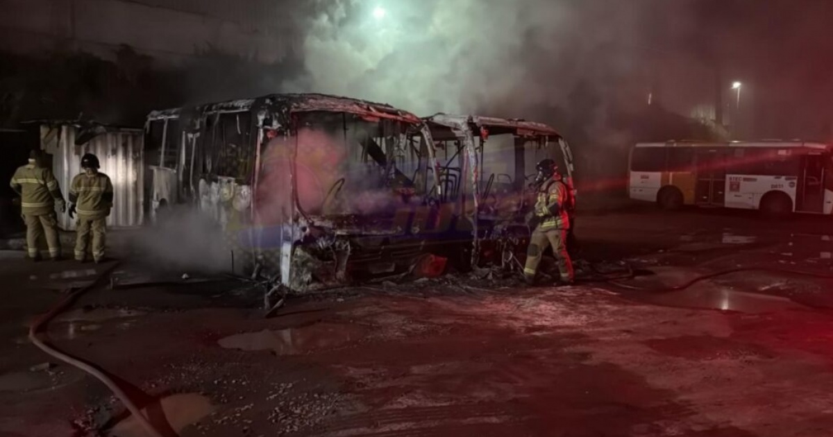 Micro-ônibus da STEC pega fogo durante incêndio em garagem na Av Gal Costa