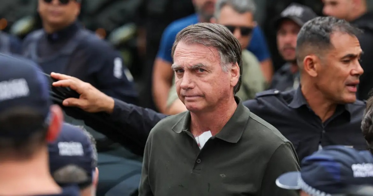 Bolsonaro passará a noite internado após crise de pressão baixa, afirma relatório médico