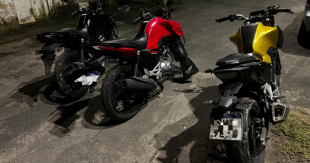 Polícia Militar apreende três motos roubadas em casa abandonada após denúncia em Coutos