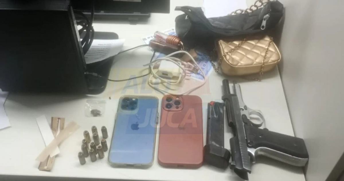 PM prende dois homens com arma de fogo durante operação da PM no bairro de Itapuã, em Salvador