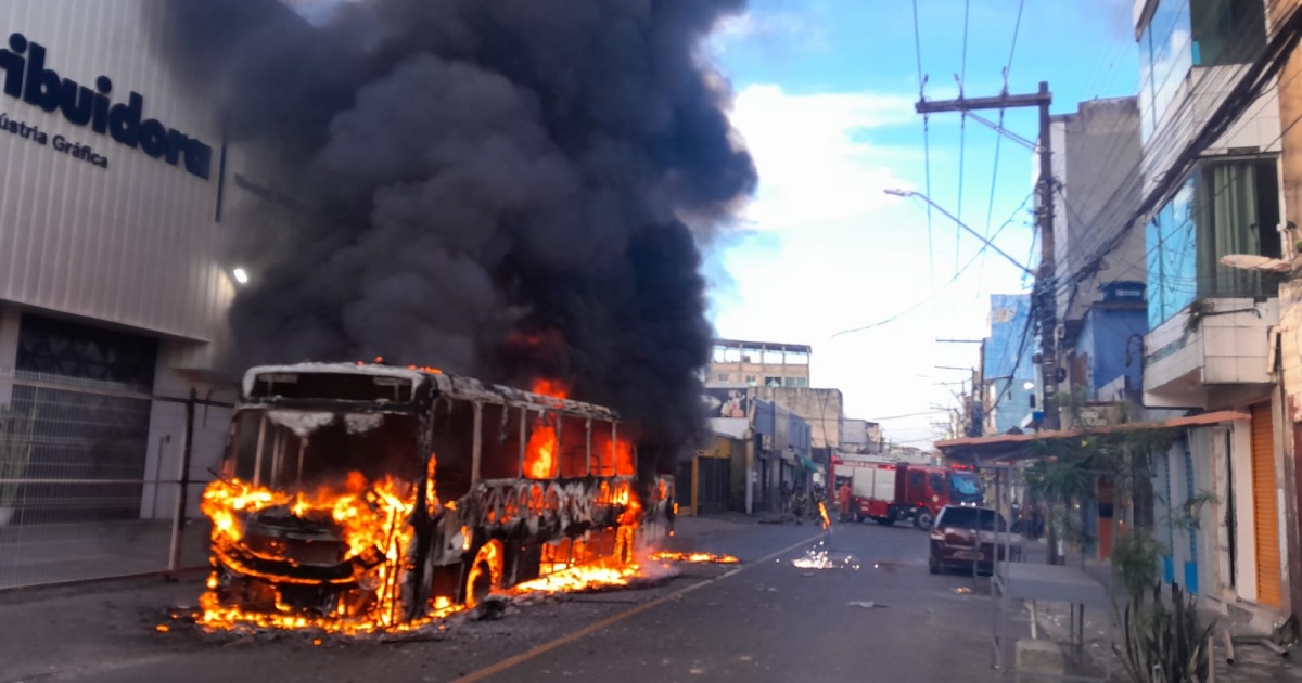 URGENTE: Ônibus é DESTRUÍDO em Incêndio Apavorante no Uruguai! Veja o Que Aconteceu!