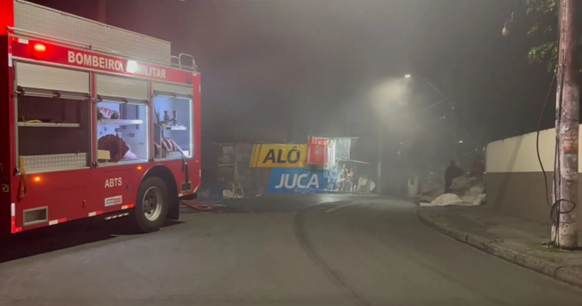 URGENTE: Incêndio Criminoso Devasta Ferro-Velho em Salvador - Moradores em Pânico!