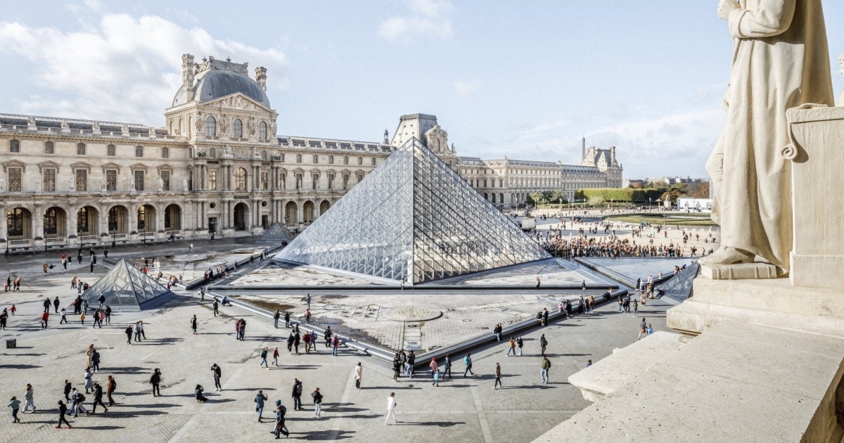URGENTE: Museu do Louvre é Invadido e Sofre Roubo de Joias Valiosas!