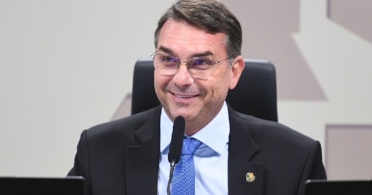 Flávio Bolsonaro sugere ataque militar americano a barcos com drogas na Baía de Guanabara