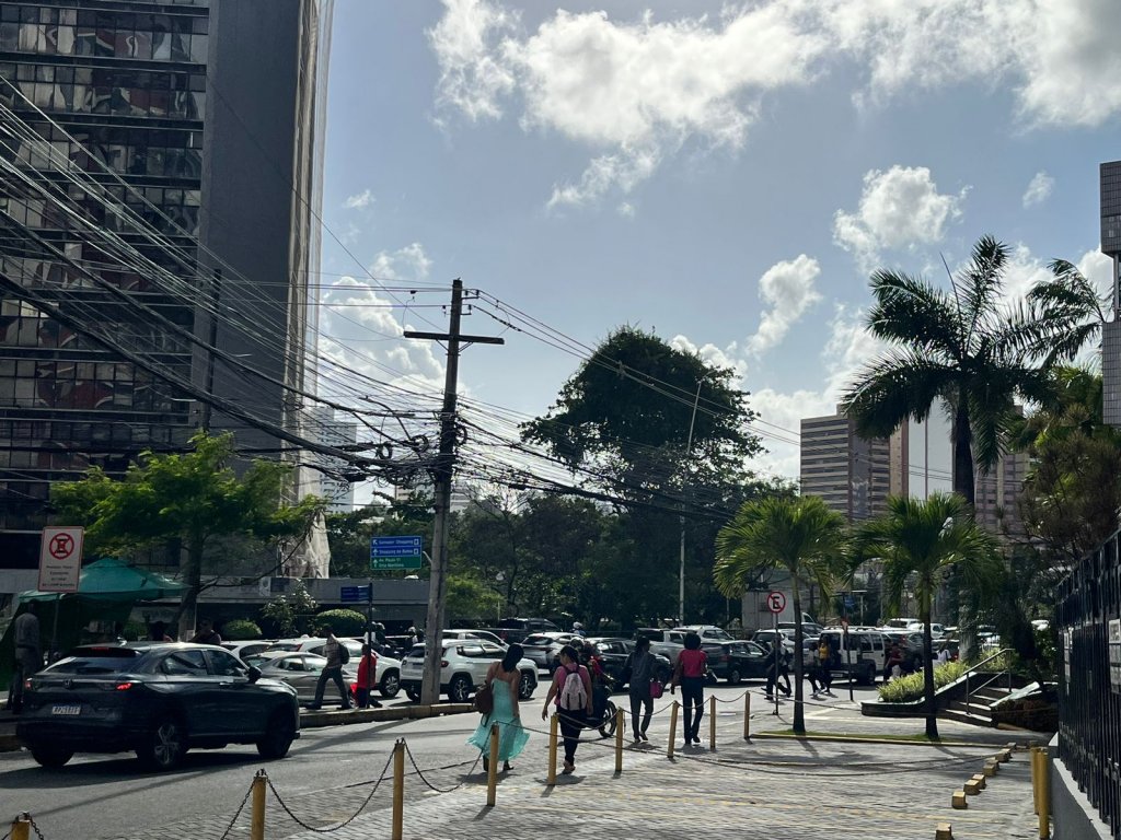 Fiação de poste incendiada deixa trânsito congestionado na Avenida Tancredo Neves, em Salvador 1 a29c7aec 5976 4fe2 94cb d14fc42c9f47