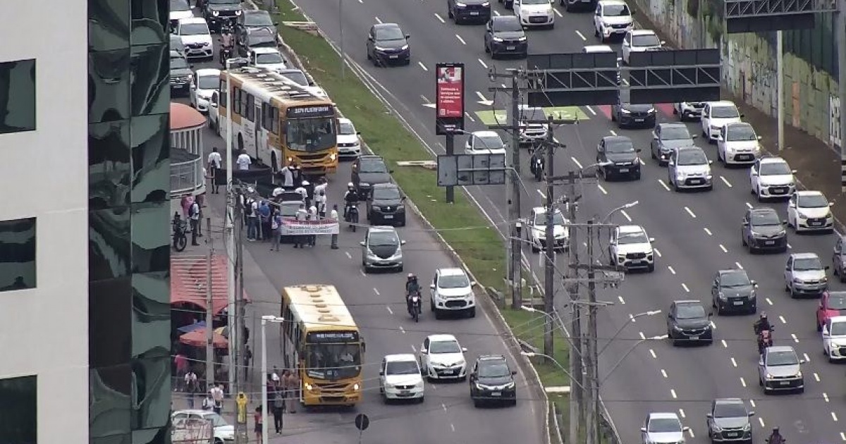 Protesto de rodoviários causa longo engarrafamento na Avenida Paralela na manhã desta terça