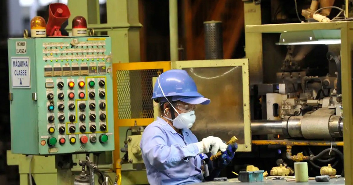 Urgente! Produção Industrial Desaba: Veja os Setores em Crise e o Impacto dos Juros Altos!