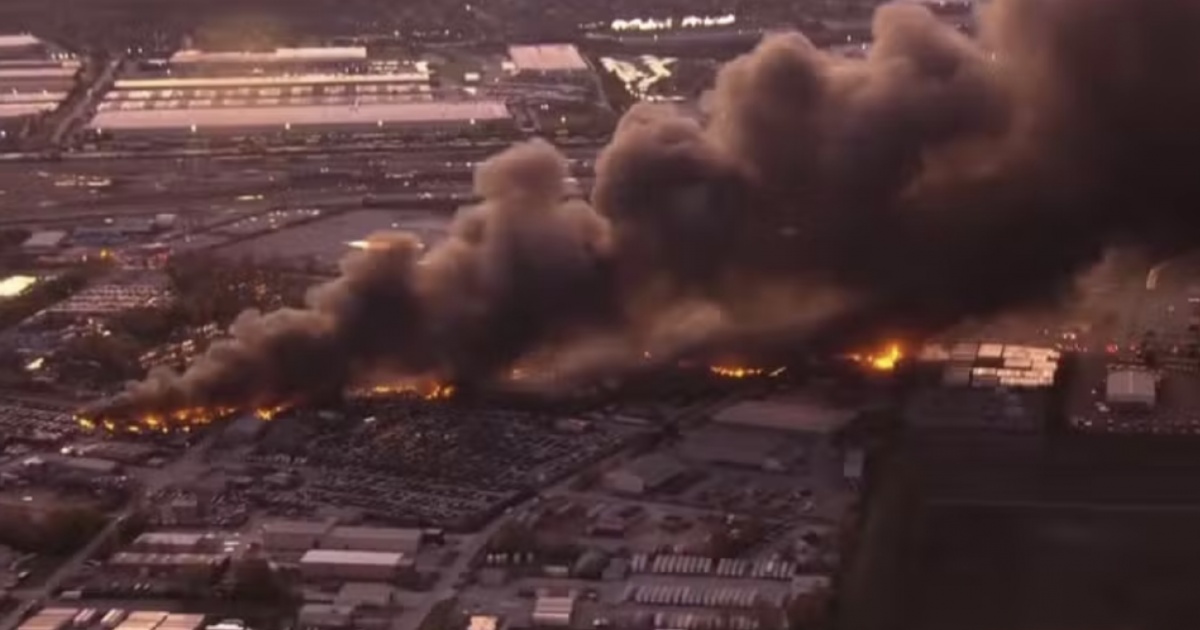 URGENTE: Avião da UPS Cai nos EUA e Deixa Rastro de Destruição e Mortes