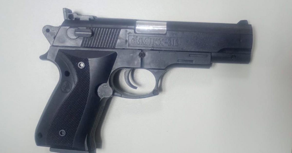 PM flagra adolescente com pistola falsa no bairro do Lobato