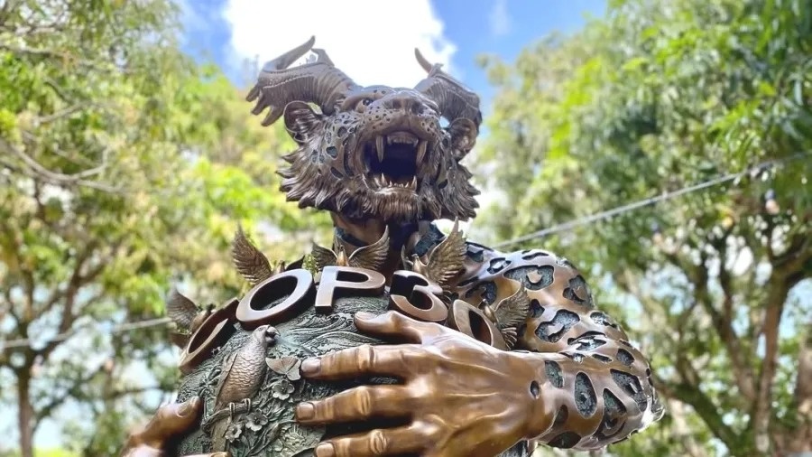 Monumento de onça com chifres exibida na COP30 gera revolta entre evangélicos nas redes sociais: “Símbolo do engano”