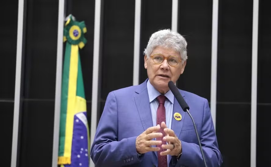 Deputado federal do Psol reapresenta projeto que inclui a palavra “Amor” na bandeira do Brasil